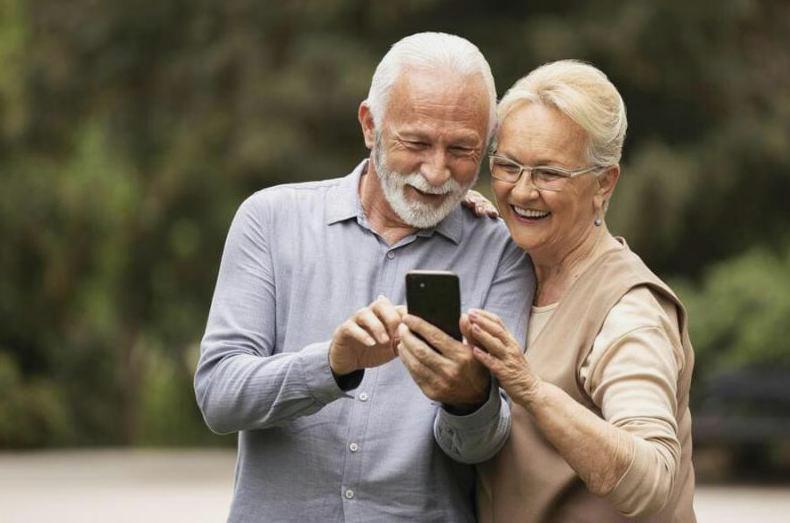 Smartfon dla seniora który kupisz w popularnym supermarkecie – Zobacz co może ci zaoferować