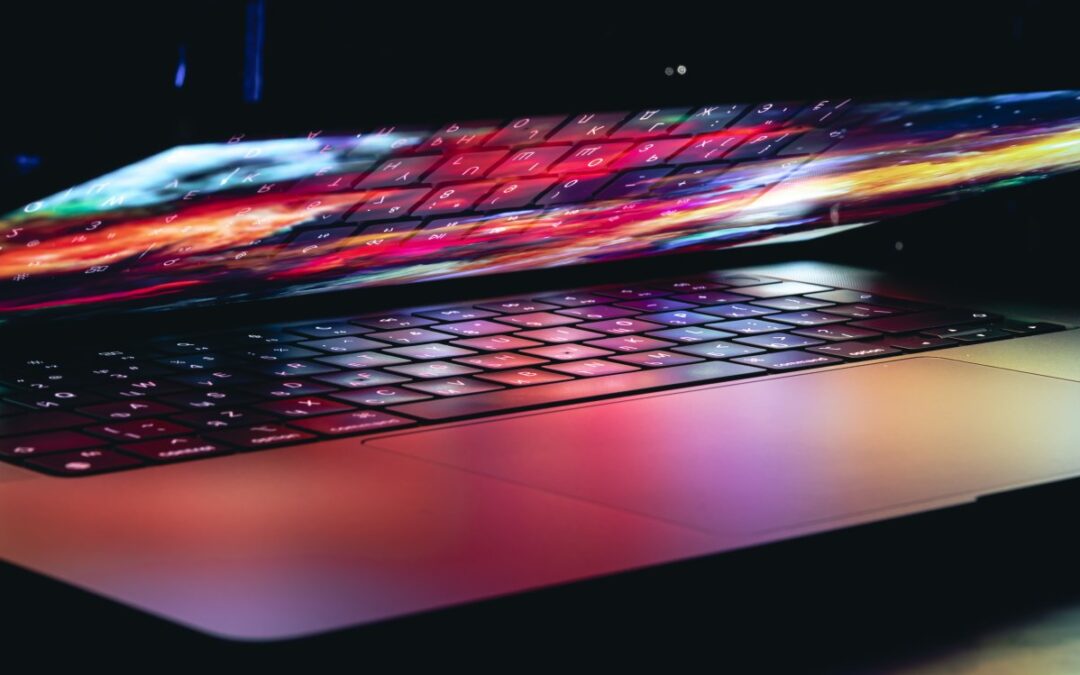 Mobilna praca bez ładowarki — jak wybrać laptopa z dobrą baterią?