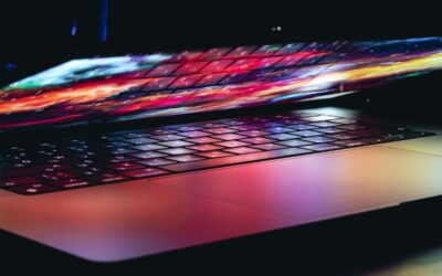 Mobilna praca bez ładowarki — jak wybrać laptopa z dobrą baterią?