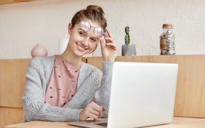 Jak zadbać o oczy podczas pracy przy komputerze? Ergonomia, monitor i codzienne nawyki